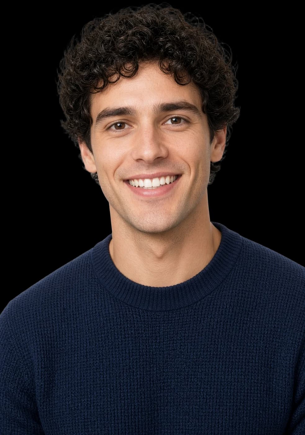 Uomo di 28 anni con sorriso rilassato e denti dritti